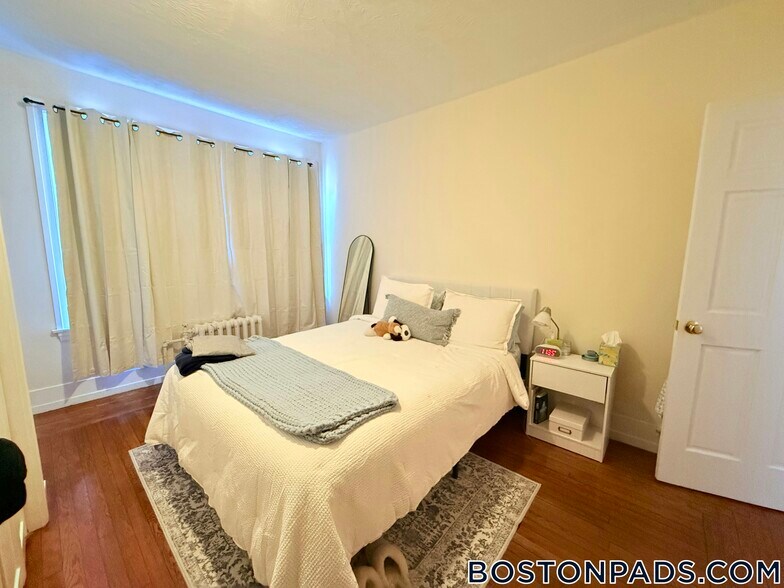 Building Photo - 452 Park Dr