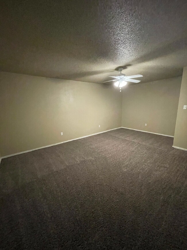 Building Photo - Duplex Located On Cul-De-Sac With A Basement!