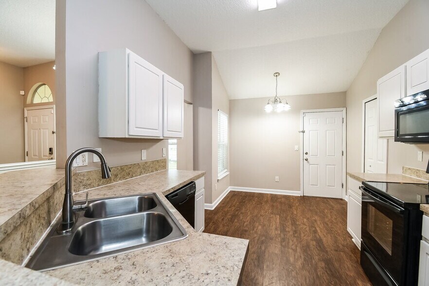 Building Photo - 2695 Coachman Lakes Dr