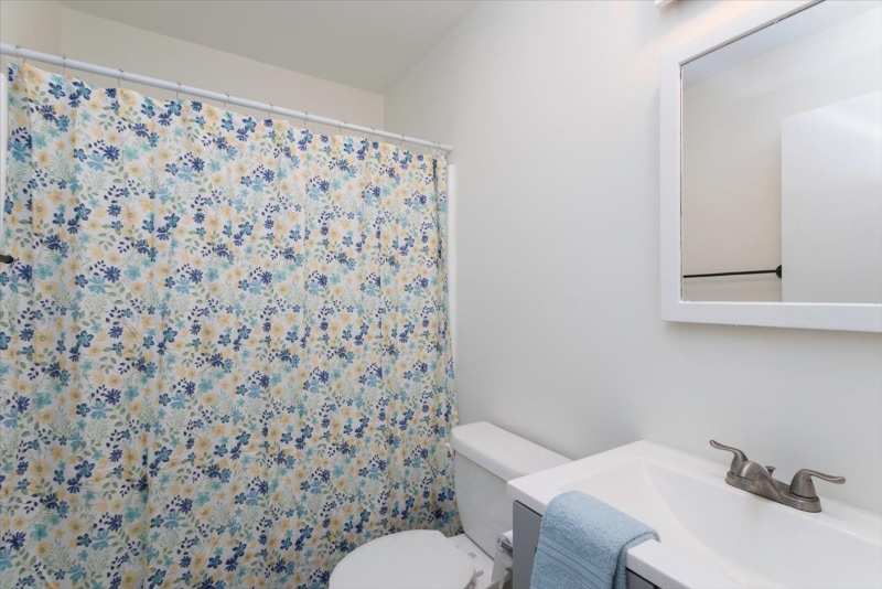 Building Photo - 129a Manor Ave N