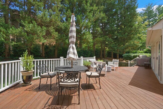 Building Photo - 11101 Willowbrook Dr