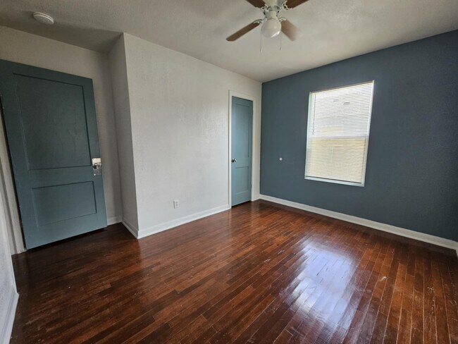 Building Photo - 5009 Royal Dr