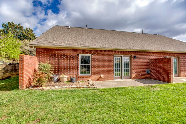 Building Photo - 103 Pinewood Dr