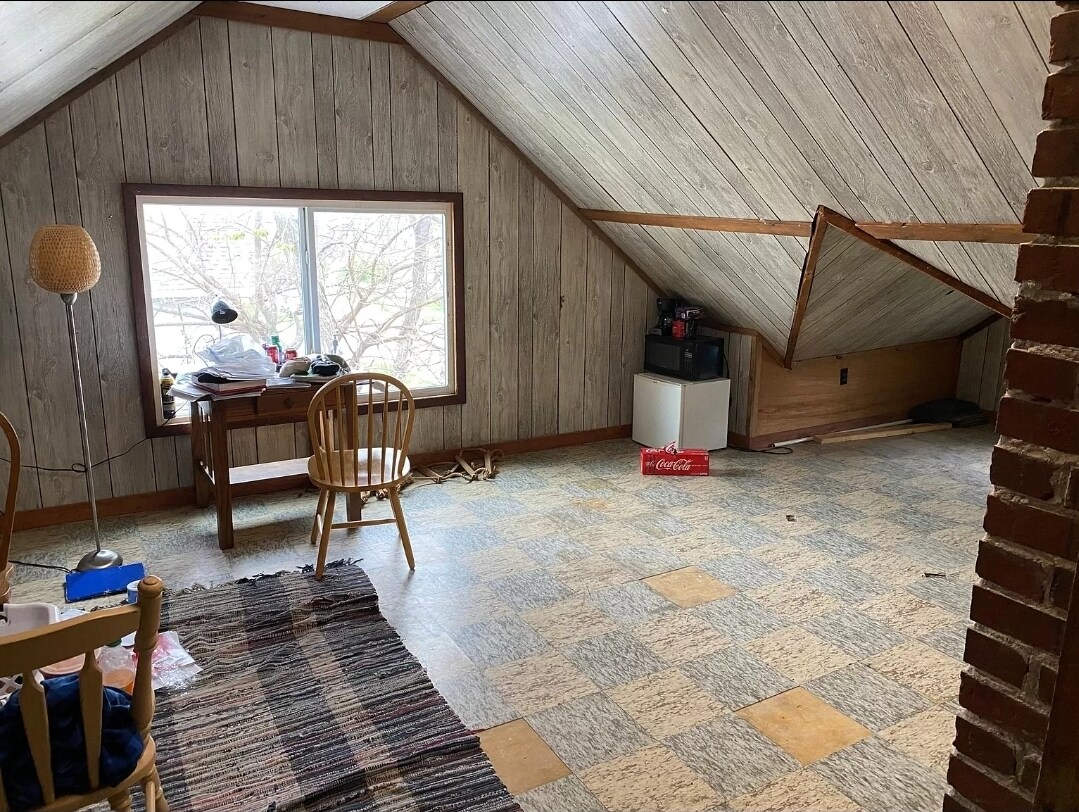 Large attic bedroom - 2522 College St