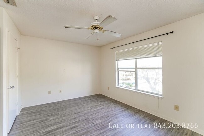 Building Photo - 2011 N Hwy 17