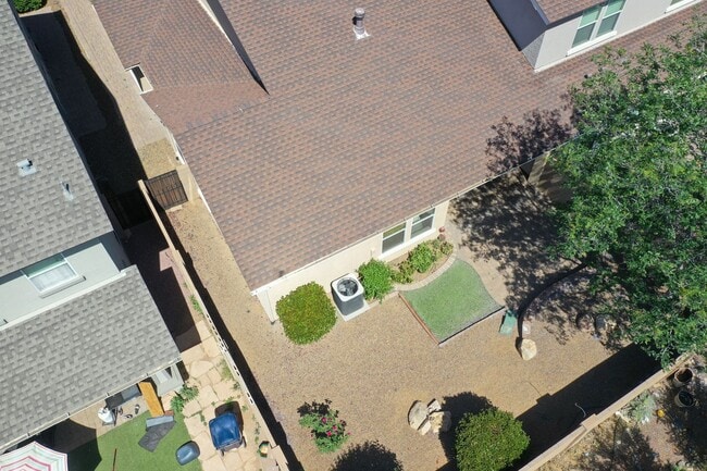 Building Photo - Beautiful 2 bed + den, 2 bath townhome in ...