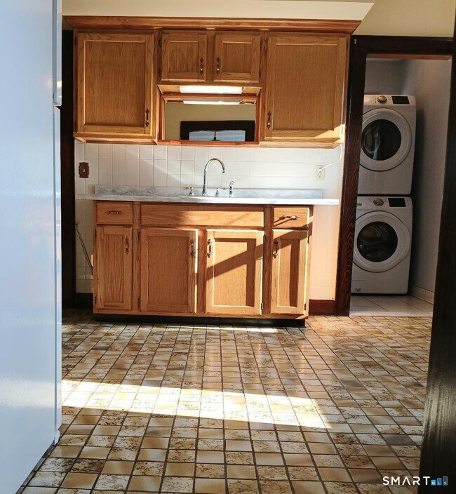 Building Photo - 652 High St