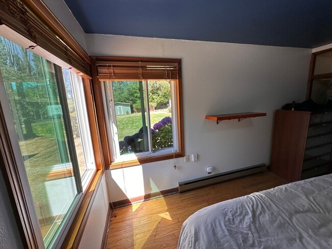 Building Photo - Cozy & Convenient 2-Bedroom Home with Larg...