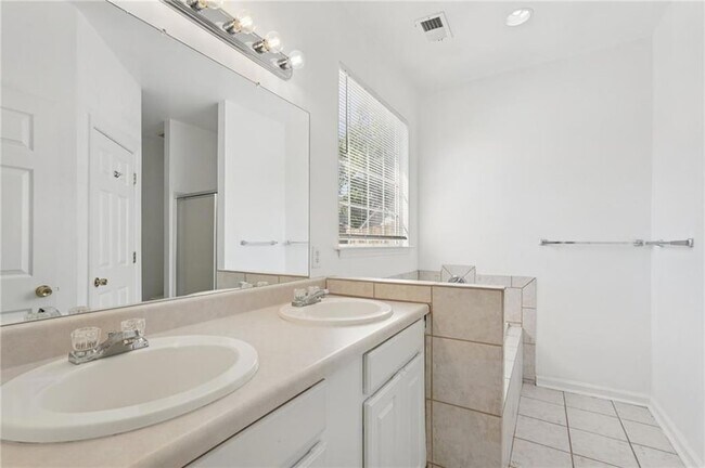 Building Photo - 2596 Bates St SE