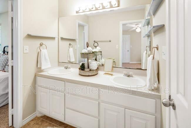 Building Photo - 9803 Risky's Ranch Dr