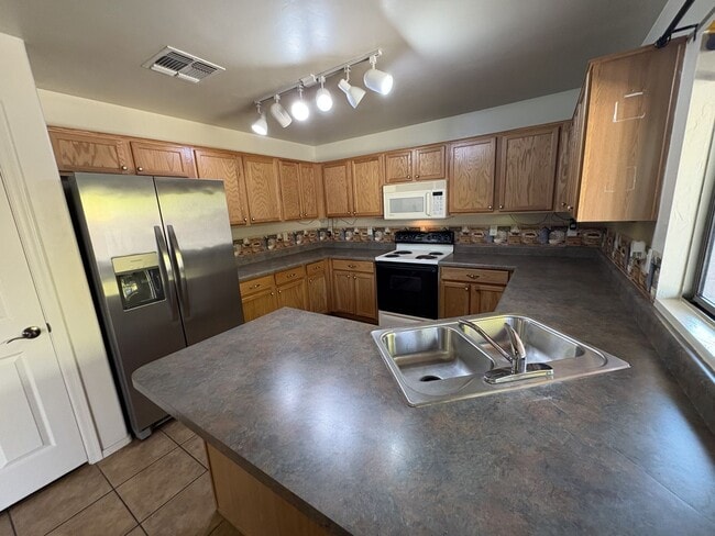 Building Photo - East side beauty 4 bedrooms