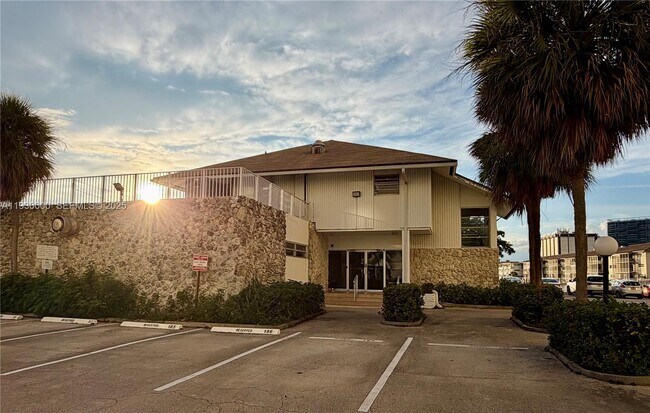 Building Photo - 1833 S Ocean Dr