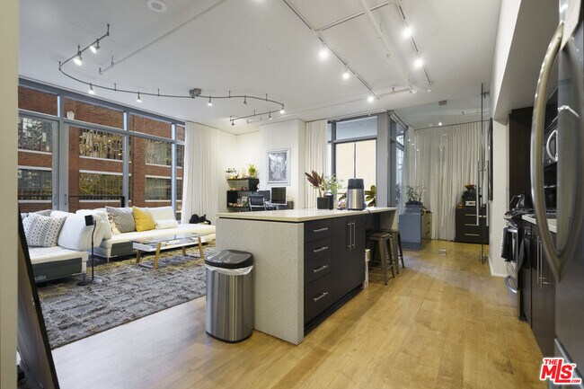 Building Photo - 1100 S Hope St