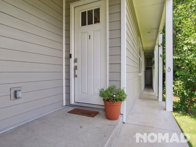 Building Photo - Stunning Modern 2-Bedroom, 2-Bath Apartmen...