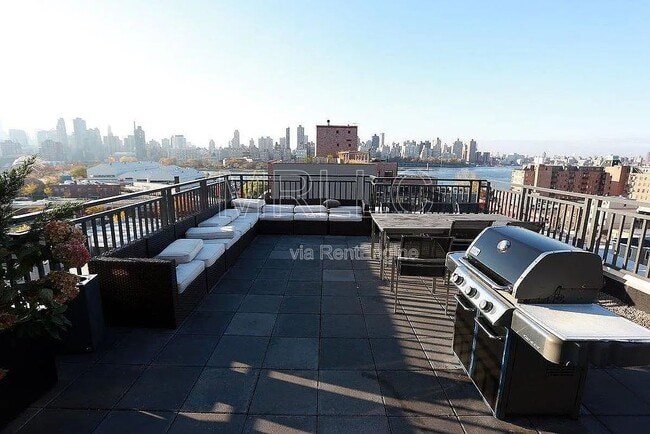 Building Photo - 1215  Broadway