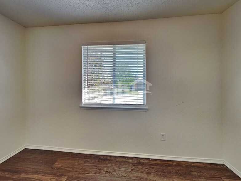 Building Photo - 1601 White Oak Rd