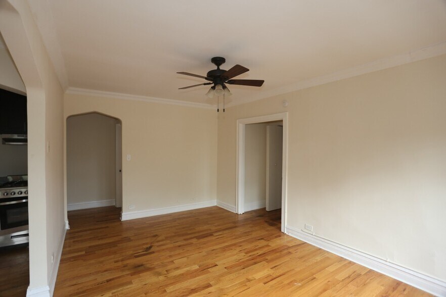 Building Photo - 4742 N Hermitage Ave