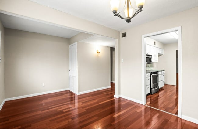 Building Photo - 11 Rock Creek Dr
