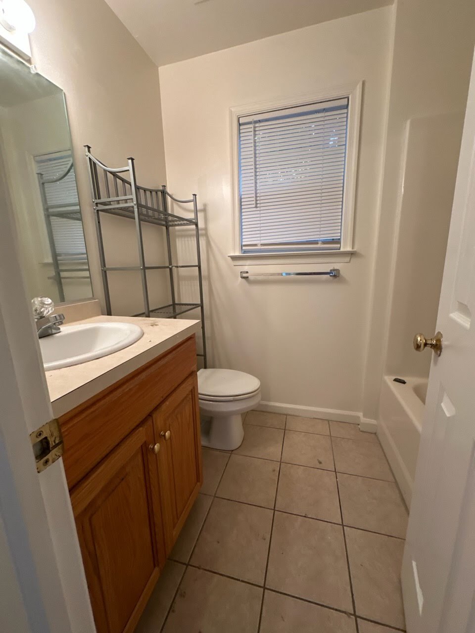 Front Bath - 747 S Rosemont Rd
