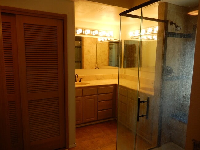 Building Photo - Spacious Daylight Rambler in Desirable Fir...