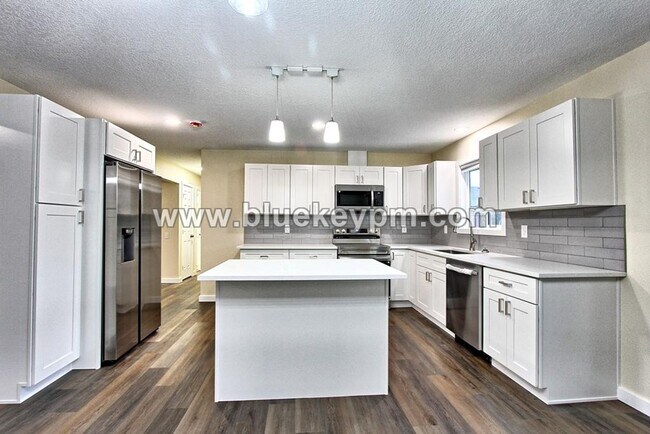 Building Photo - 5 Bed, 3 Bath Home in Orchards with Primary Bedroom on Main