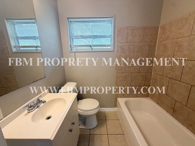Building Photo - 3015 Winfield Dr