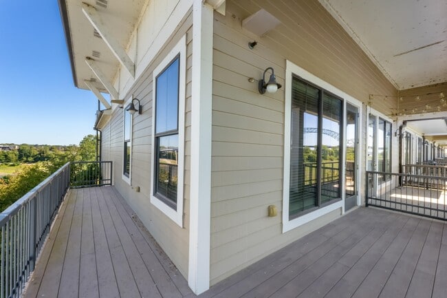 Building Photo - 380 Island Dr