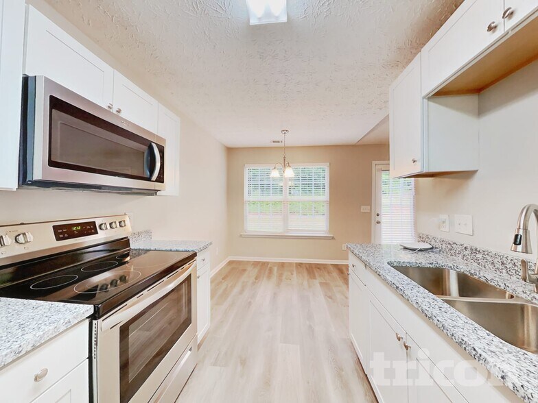 Building Photo - 1049 Octavia Ct