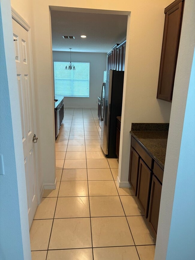 Building Photo - IMMEDIATE OCCUPANCY !!! LARGE// 5 Bedroom ...