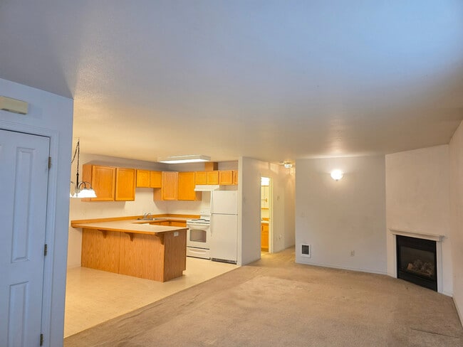 Building Photo - 931 NE Hidden Valley Dr