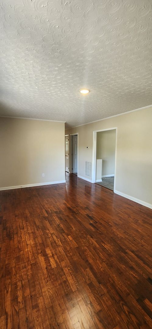 Building Photo - Right in the heart of Crossville *Complete...