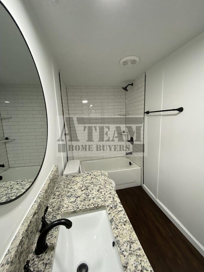Building Photo - Fully Remodeled 3 Bed 2 Bath on Large lot.