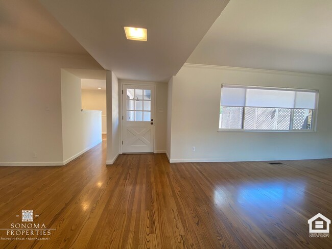 Building Photo - Charming 2bd/2ba House in Downtown Sonoma!
