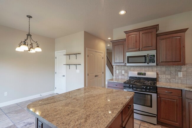 Building Photo - Upgraded 3 Bedroom Townhome in Desirable Southgate Community