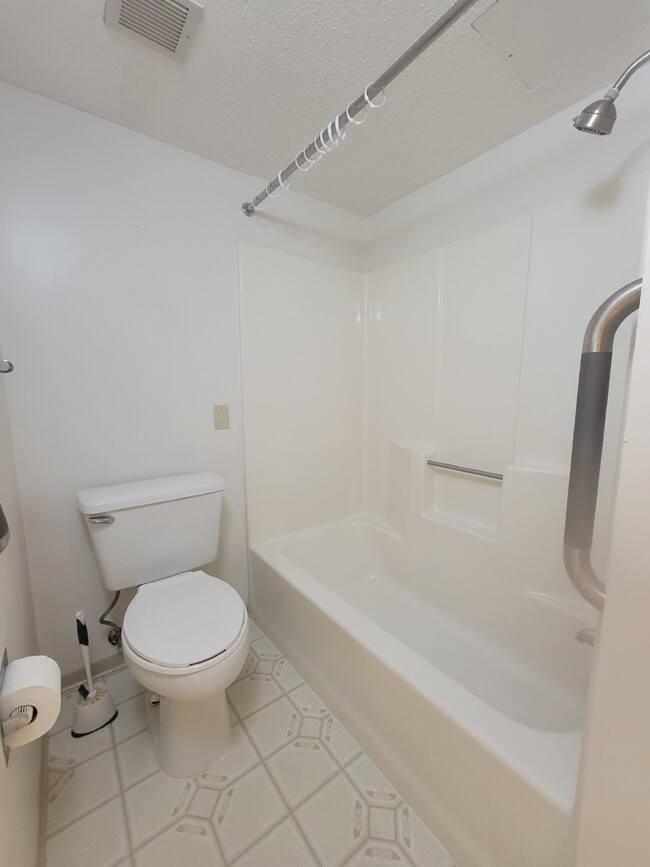 Building Photo - 55+ community for rent - 2 bedroom overloo...