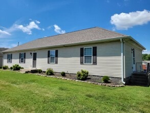 Building Photo - Spacious 2 bedroom, 2 full bath unit
