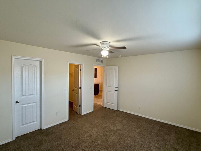 Building Photo - Great 3 Bed 2 Bath in Valencia Neighborhood