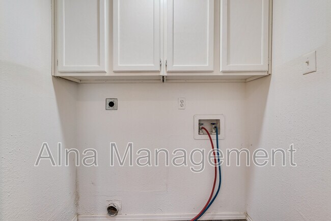 Building Photo - 1812 Medina Dr