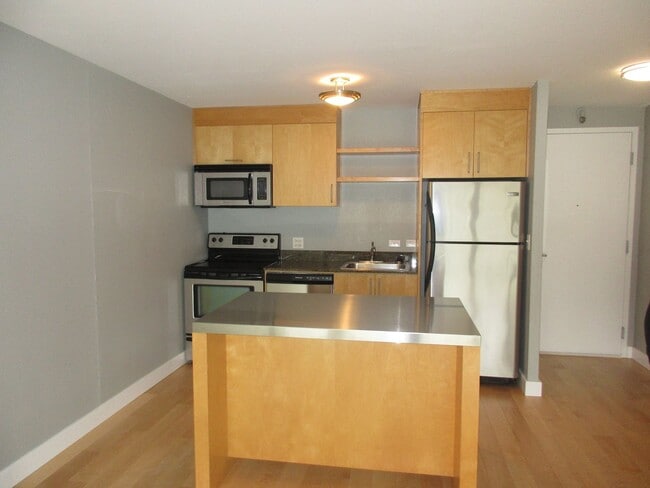 Building Photo - Harrison East Condos - 1 bed/1 bath w/balcony/storage/free laundry/pool (DOWNTOWN/PSU/OHSU)
