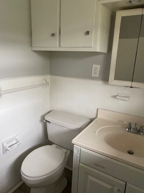 Guest Bath - 1527 W Bristow Dr