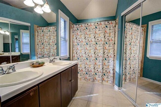 Building Photo - THREE BEDROOM/TWO BATH SPACIOUS RANCH - GR...