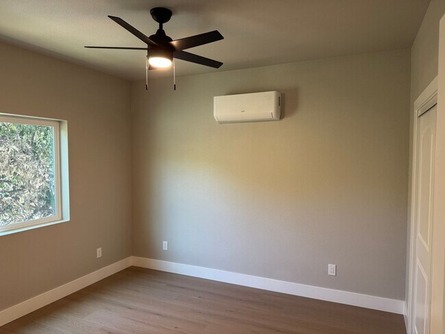 Building Photo - New Downtown Construction 650 Sqft. 1 Bedr...