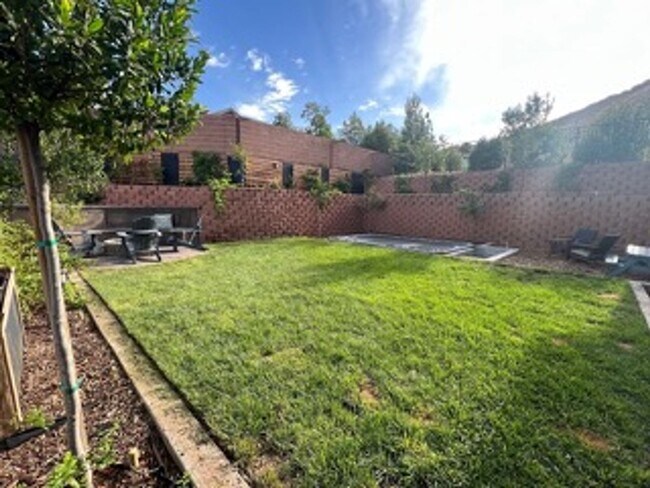 Building Photo - Very Spacious 6 bedroom home with amazing ...