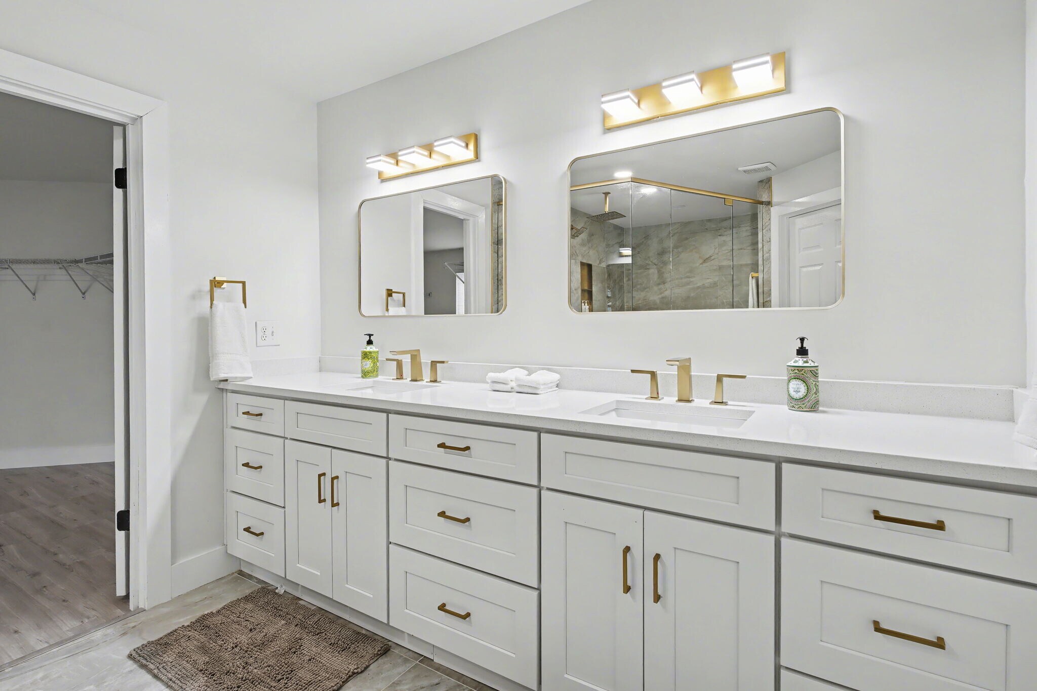 Huge master vanity - 9345 Rocky Woods Dr