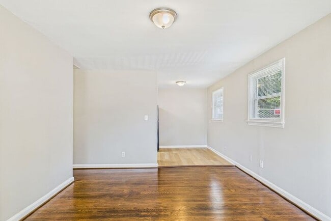 Building Photo - Updated home with New Kitchen, Hardwood Fl...