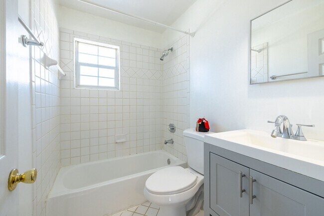 Building Photo - Peachtree Hills Court, 2-bedroom Atlanta a...
