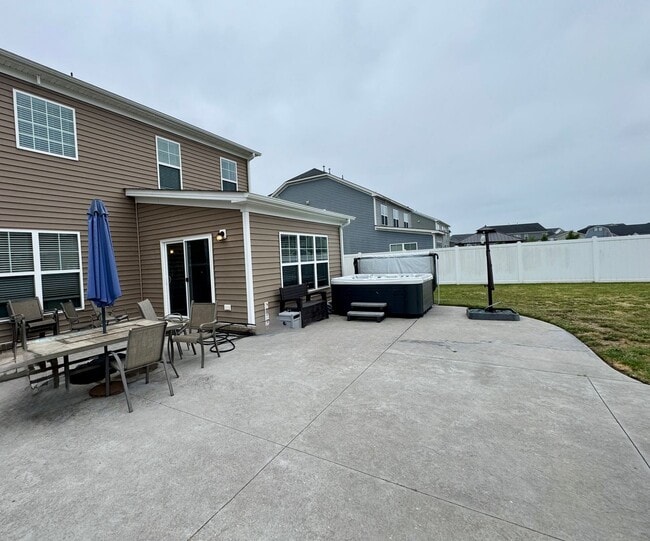 Building Photo - Beautiful open floor plan home