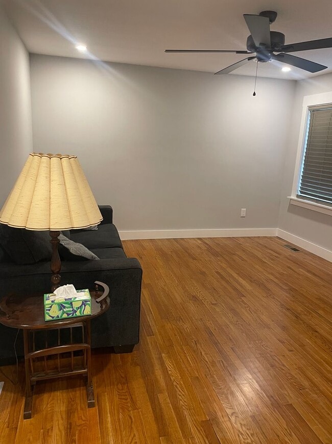 Building Photo - Knoxville 37914 - Adorable 2 bedroom, 1 bath home - Contact Lisa Vineyard and Shannon Russell (86...