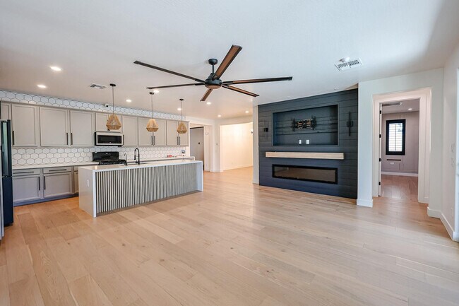 Building Photo - 25689 N 140th Ln