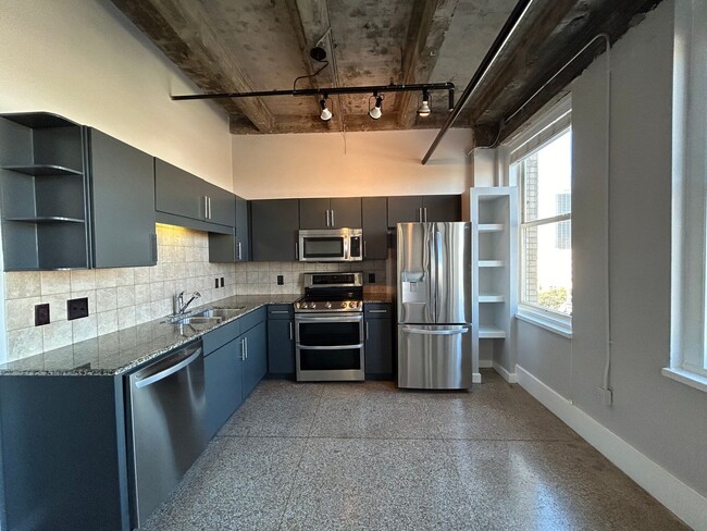 Building Photo - Downtown Fort Worth Texas Condo For Rent "...